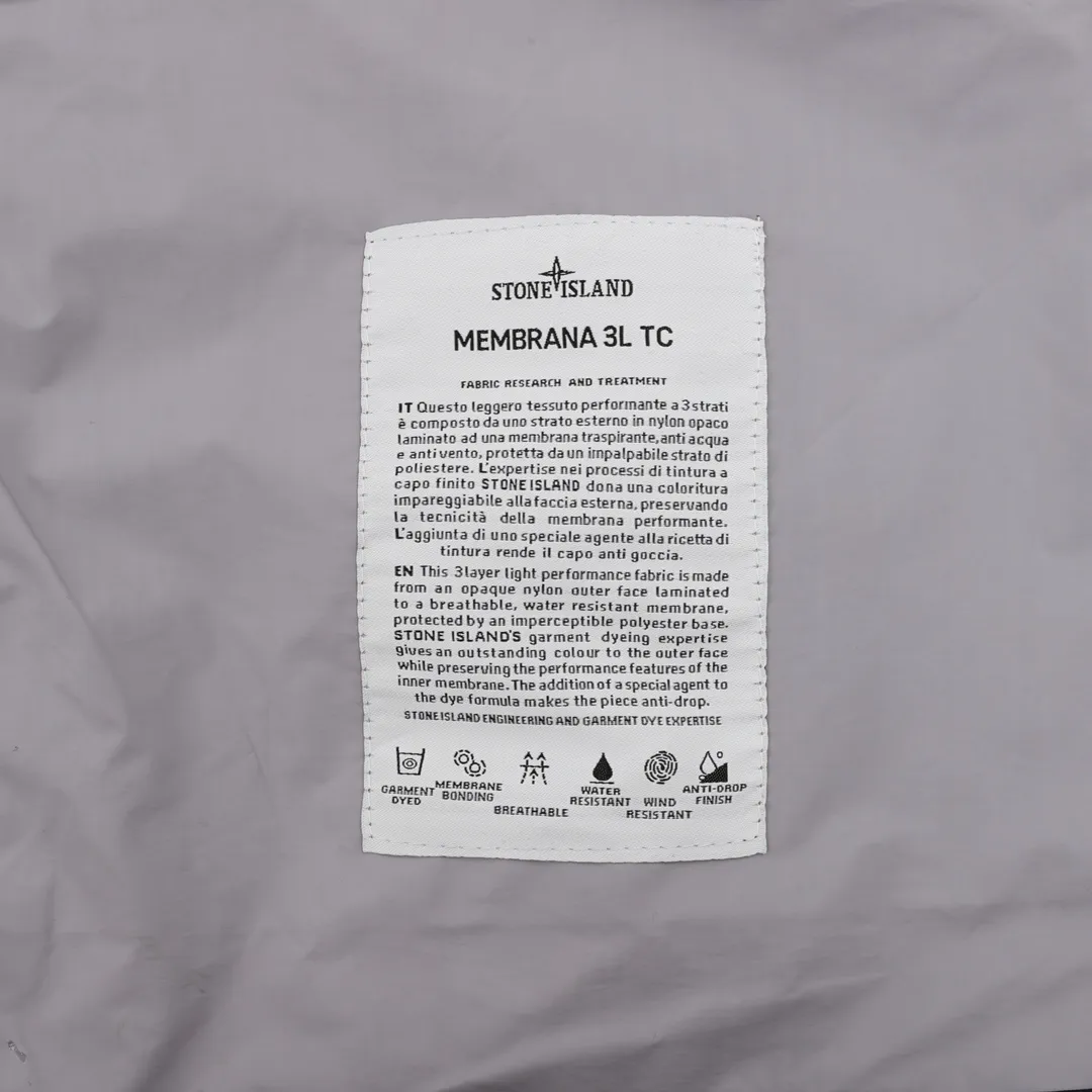 🅿️740 Stone Island/Stone Island outdoor multi-pocket long zipper jacket. In order to restore all the texture of ZP, this year the team spent several months and finally shipped it. All excipients are restored to ZP! Highly permeable laminated fabric Gore-tex imitates water-breathable film, which feels better and more comfortable. The fabric has certain waterproof, windproof and UV-proof effects. It is one of the must-have jacket fabrics in Stone Island. It is light and thin because of the characteristics of the fabric. It is functional and full of outdoor sports. There are two pockets on the chest, and there is the logo embroidery of Stone Island nautical compass badge on the arm. It is a must-have item for outdoor travel! size：XS-L